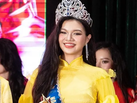 Người đẹp Khánh Hòa gây sốt với khoảnh khắc đăng quang trong tà áo dài