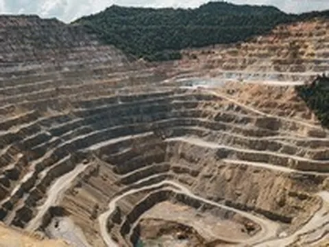 Phát hiện một vùng đất chứa vàng kéo dài 7km, 5 lỗ khoan đều trúng quặng chất lượng cao
