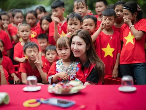 Diễn viên Thúy Ngân và những "lần đầu" đặc biệt bên trẻ em vùng cao