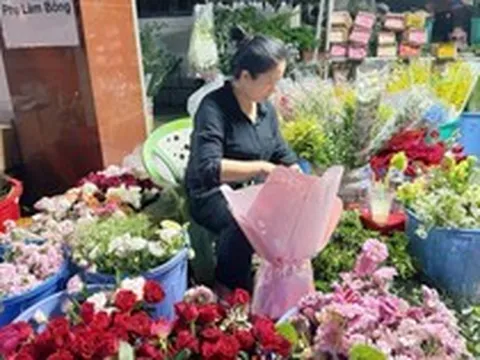 Hoa tươi ế ẩm, quà thiết thực lên ngôi dịp 20/10