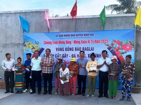 Chuỗi dịch vụ du lịch LaMer - Vĩnh Hy tổ chức “Phiên chợ Tết 0 đồng” cho đồng bào Raglai