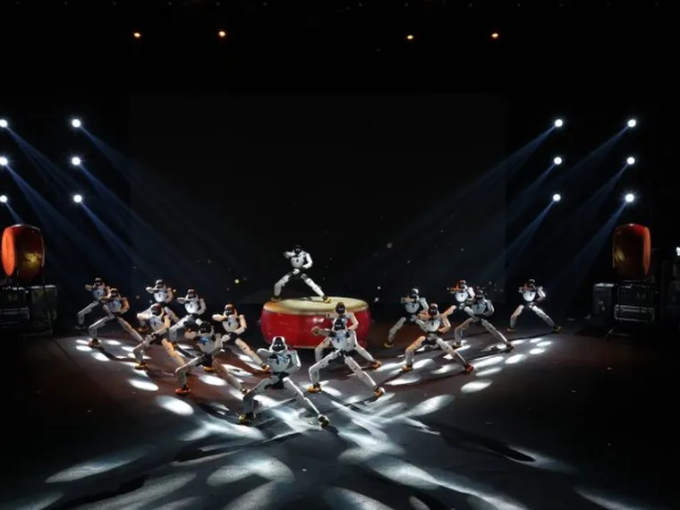 Lần đầu tiên xuất hiện một gala nghệ thuật quy mô lớn vận hành và dẫn dắt hoàn toàn bằng robot hình người
